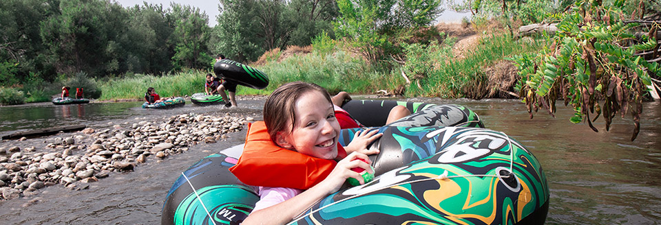 Los jóvenes disfrutan del tubing en St. Vrain Creek